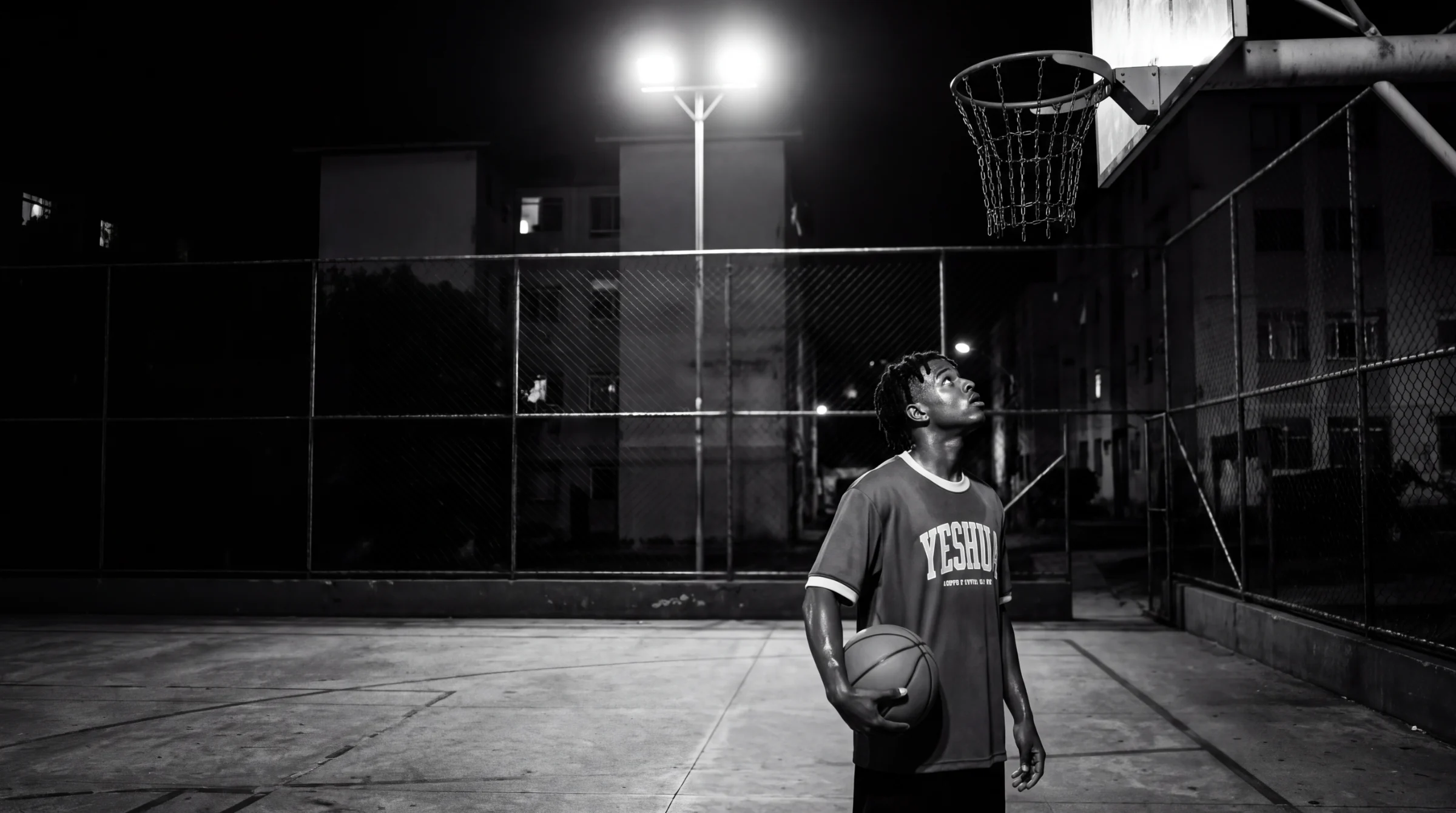 Lucas na quadra da praça à noite, camiseta Basquete azul royal