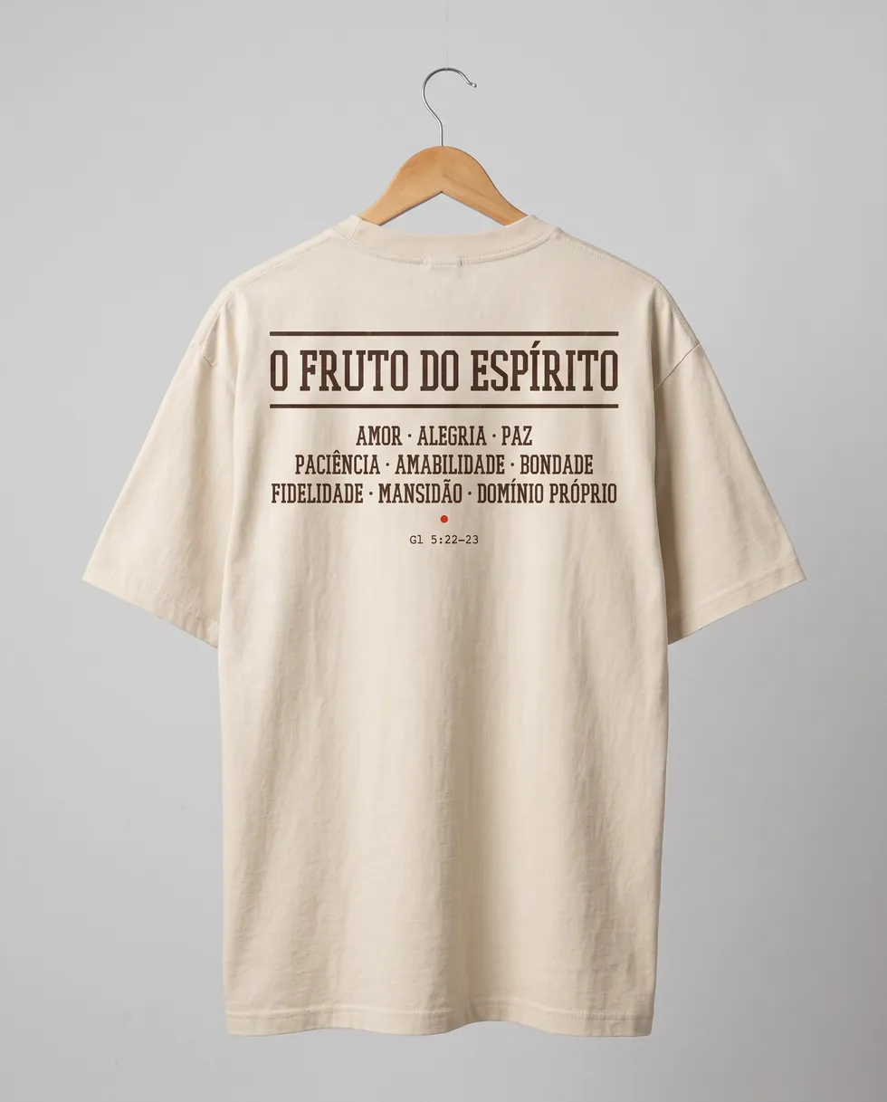 Costas da camiseta com as nove palavras do fruto do Espírito