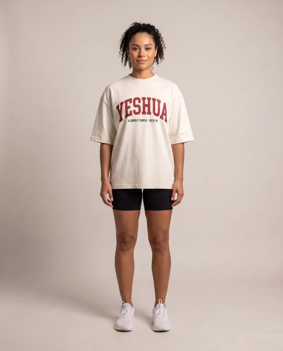 Mulher com a camiseta Atlética off-white, YESHUA vermelho no peito
